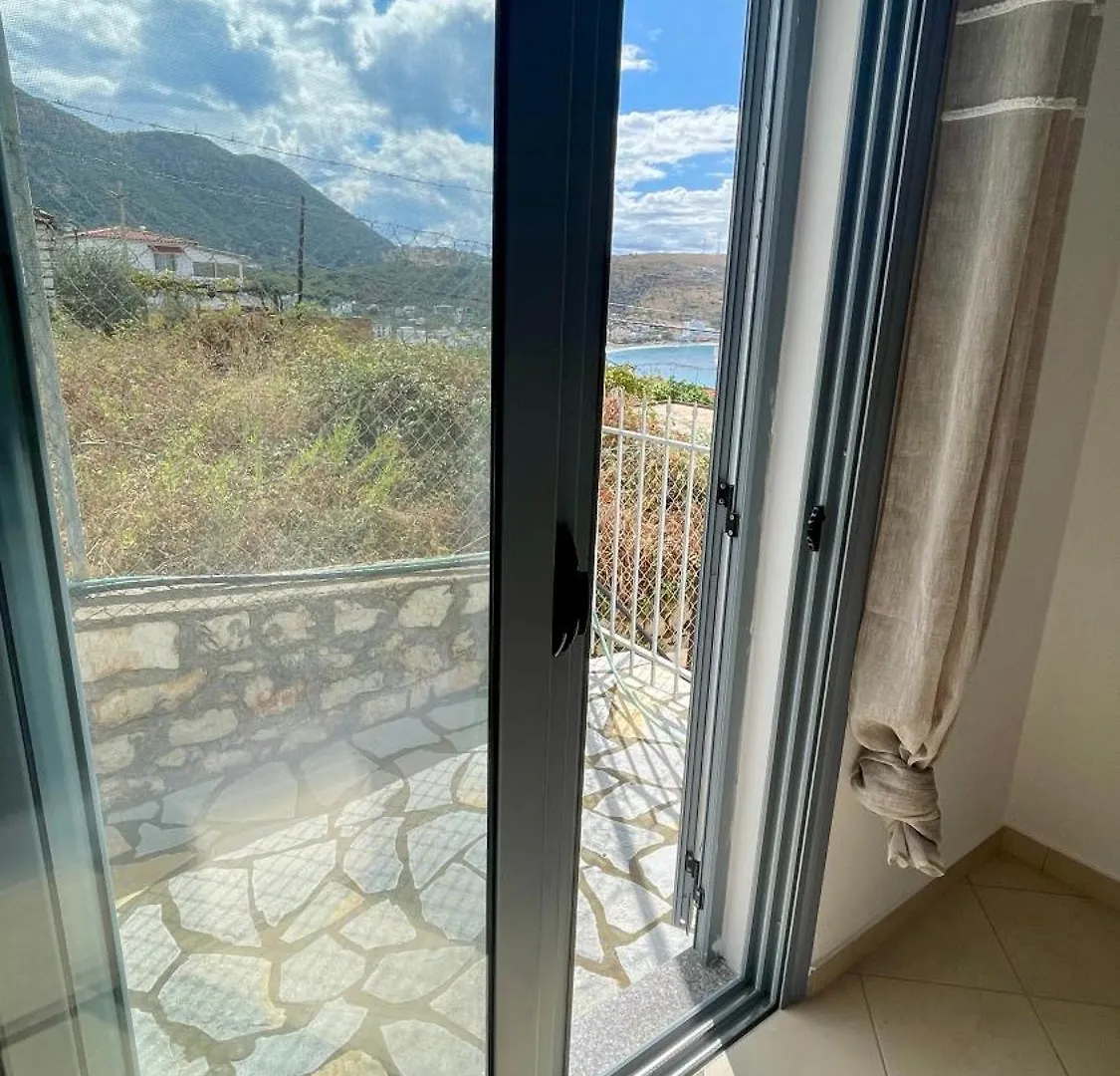 Tasos Rooms Himare Guest house