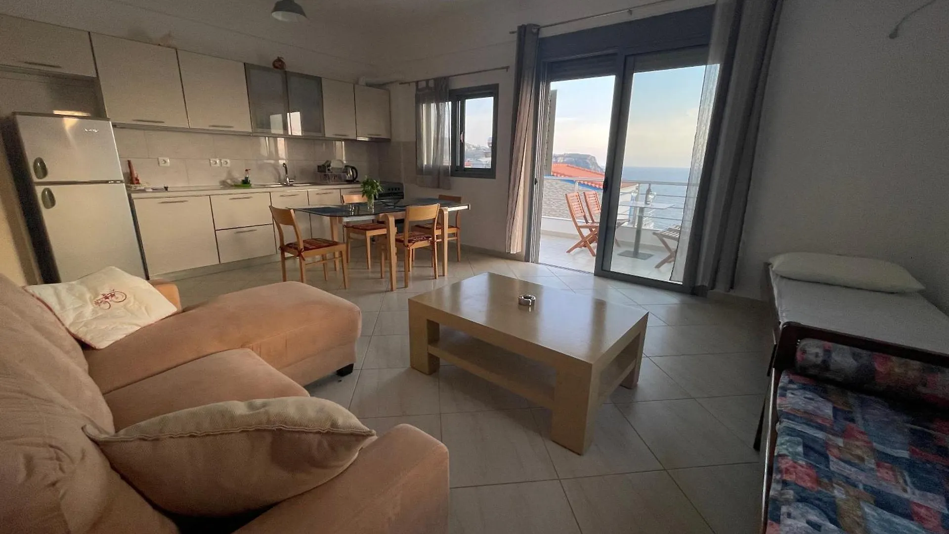Tasos Rooms Himare Guest house