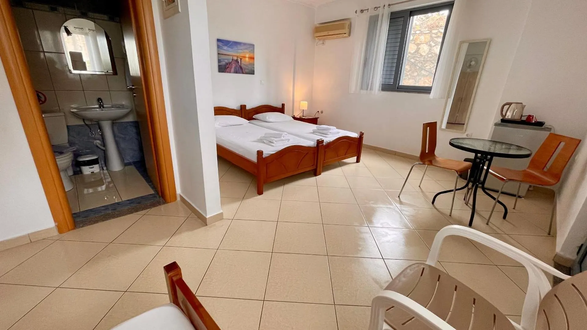 Tasos Rooms Himare Guest house