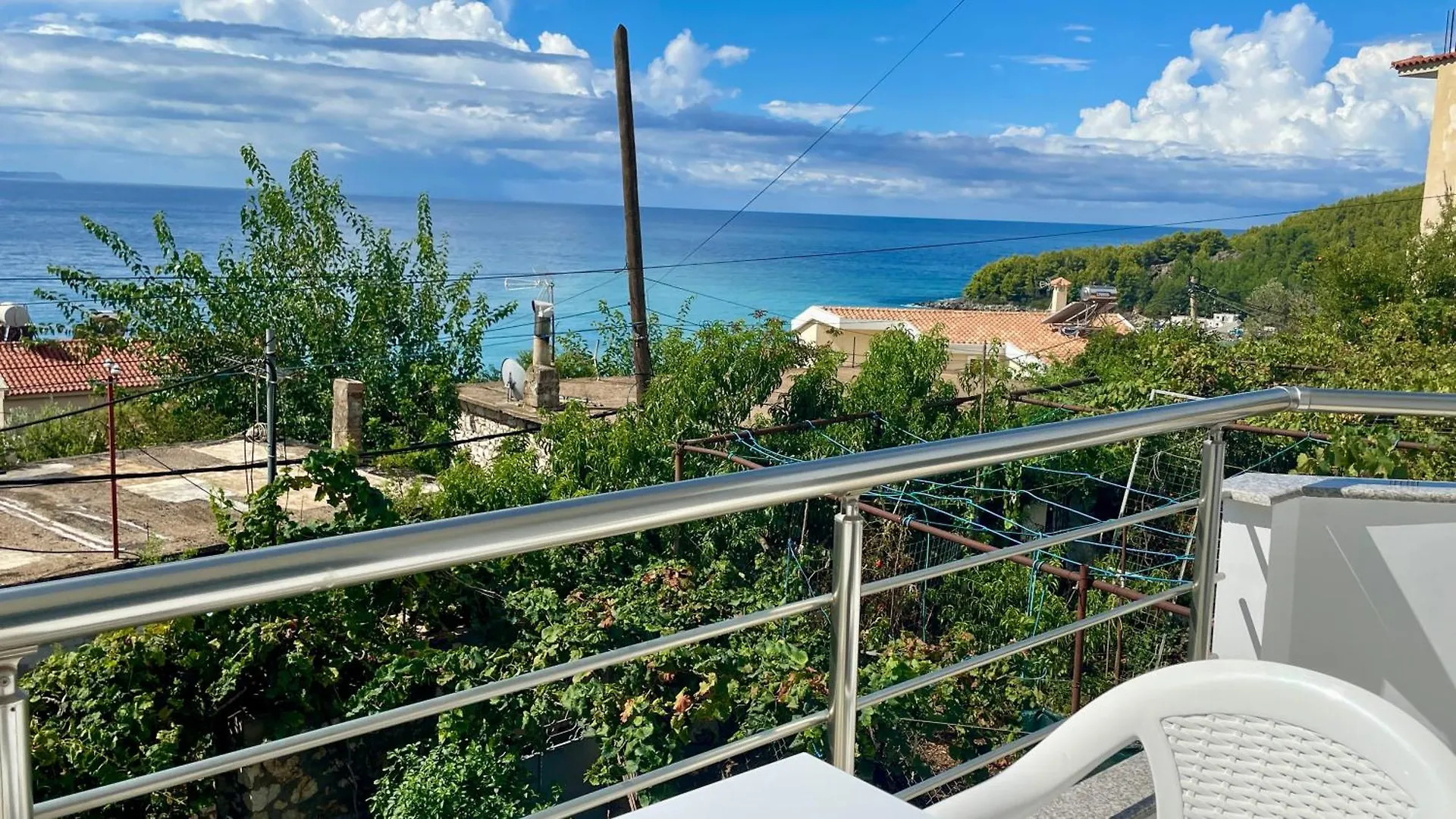 Tasos Rooms Himare Guest house
