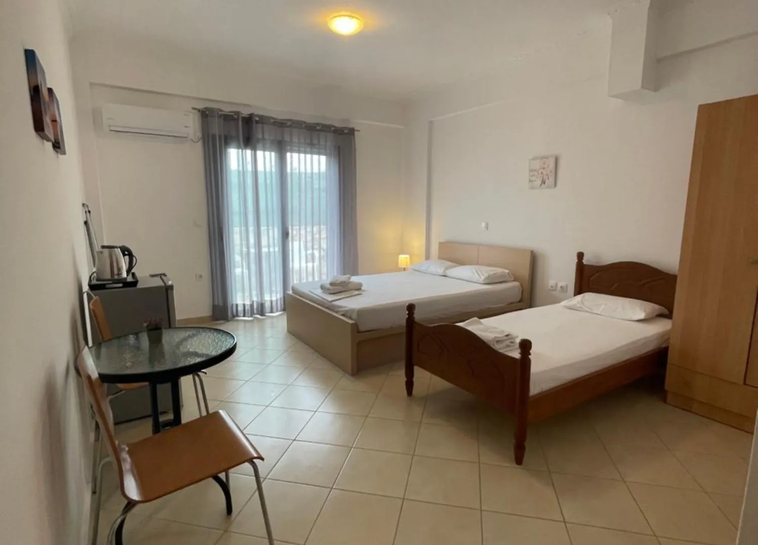 Tasos Rooms Himare Guest house